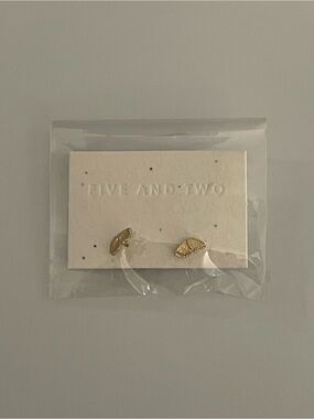 Five and Two Dani Earrings in Gold 🦋